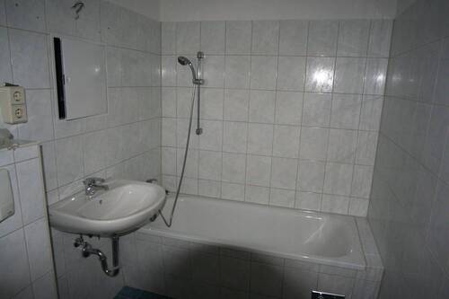 Badezimmer - Etagenwohnung mit 56,10 m&sup2; in Dessau-Roßlau zur Miete