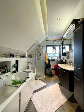 Hauptbad mit Wanne und ebenerdiger Dusche - 