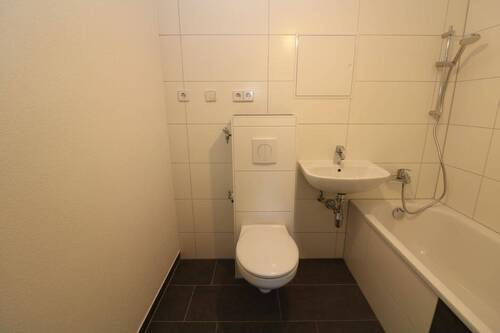 Bad mit Wanne - 3 Zimmer Etagenwohnung in Freiberg