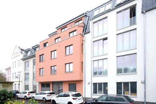 Hausansicht - Fünf-Zimmer-Wohnung mit viel Platz zum Leben