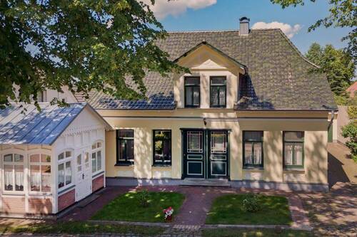 Hausansicht - Ein Unikat in Wustrow: Saniertes Kapitänshaus in Strandnähe