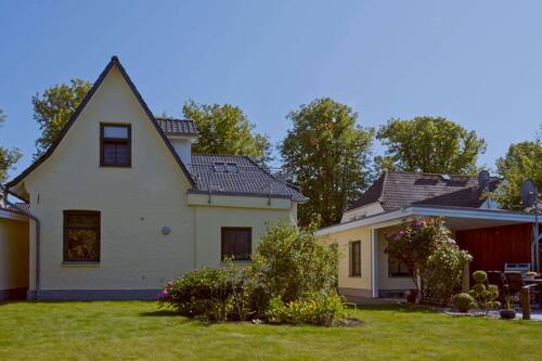 Hausansicht mit Garten - 7 Zimmer Einfamilienhaus in Wustrow