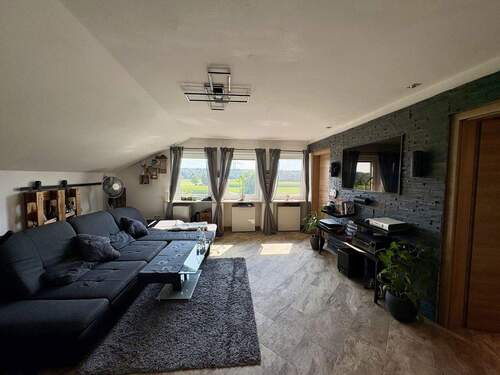 Wohnzimmer - Moderne 3 Zimmer DG Wohnung mit Garten und Garage