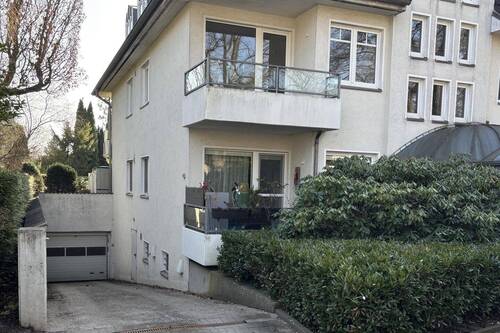 Zufahrt zur Tiefgarage seitlich am Haus - 