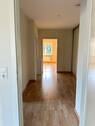 Flur mit Blick in Richtung Wohnzimmer - 