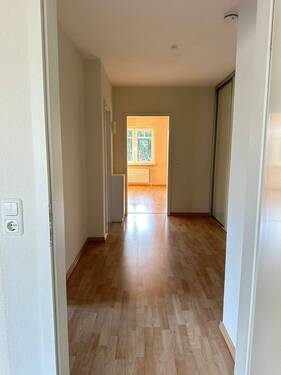 Flur mit Blick in Richtung Wohnzimmer - 