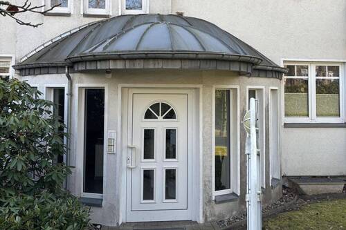 Eingangsbereich mit weißer Tür - 2 Zimmer Etagenwohnung zum Kaufen in Bad Schwartau