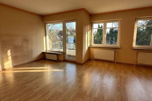 Wohnzimmer mit Zugang zum Balkon - Etagenwohnung mit 68,00 m&sup2; in Bad Schwartau zum Kaufen