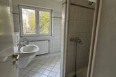 Helles Bad mit Dusche und Fenster - 