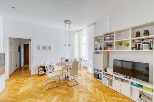Wohn- & Esszimmer - 2 Zimmer Etagenwohnung zum Kaufen in Berlin