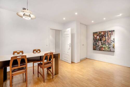 Esszimmer. Großzügig und hell. - Urbanes Apartment am Bordeauxplatz. Ruhige Lage im grünen Innenhof.