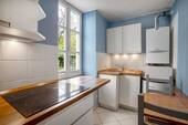 Küche mit Innenhof-Ausblick. - 1 Zimmer Etagenwohnung in München