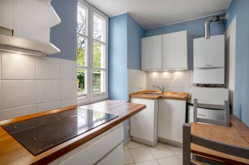 Küche mit Innenhof-Ausblick. - 1 Zimmer Etagenwohnung in München