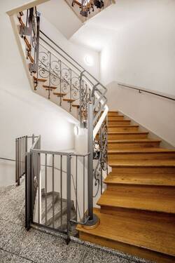 Gepflegtes Treppenhaus. - Etagenwohnung mit 43,70 m&sup2; in München zum Kaufen