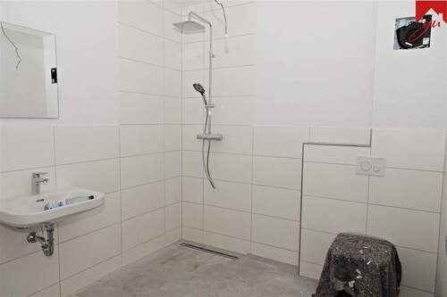 Badezimmer mit Dusche - 