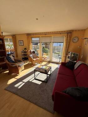 Wohnzimmeransicht mit Zugang Balkon - 