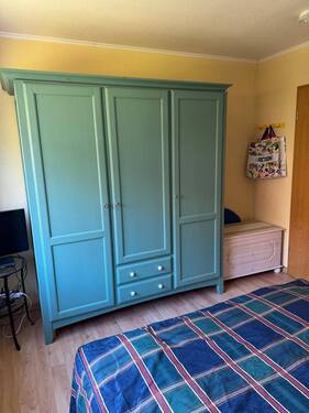 Schlafzimmer mit Schrank - 