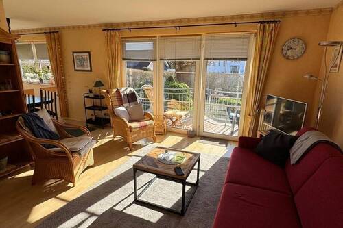 Wohnzimmeransicht mit Zugang Balkon - 2 Zimmer Etagenwohnung in Scharbeutz