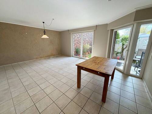 Wohn- / Esszimmer - 
