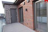 Balkon mit externem Abstellraum - Etagenwohnung mit 100,20 m&sup2; in Wiesmoor zur Miete