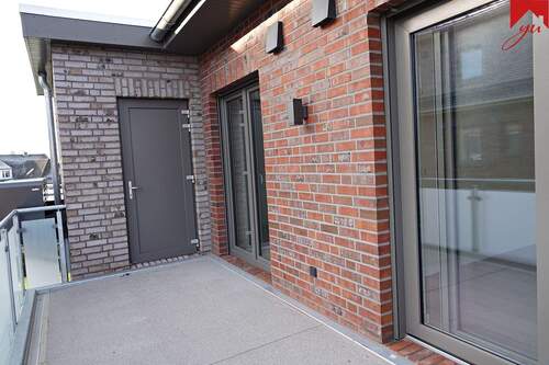 Balkon mit externem Abstellraum - Etagenwohnung mit 100,20 m&sup2; in Wiesmoor zur Miete