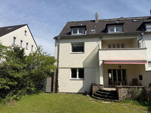Blick vom Garten zur Terrasse - 1 Zimmer Reihenendhaus zum Kaufen in Düsseldorf