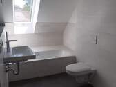 Tageslichtbad mit Wanne und Dusche - 