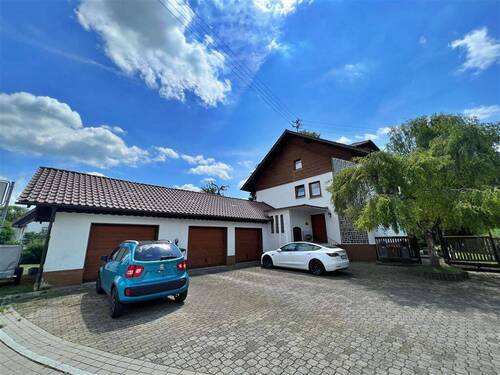 Ansicht mit Garagen - 8 Zimmer Mehrfamilienhaus, Wohnhaus zum Kaufen in Bad Dürrheim