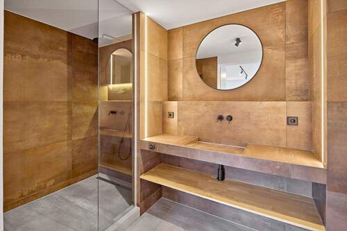 Masterbathroom mit gigantischer Dusche - 