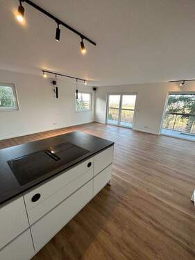 Küche mit Blick in Wohnbereich - 2 Zimmer Etagenwohnung in Gerlingen