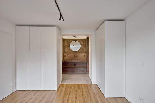 Schlafzimmer mit Blick zum Masterbathroom - 