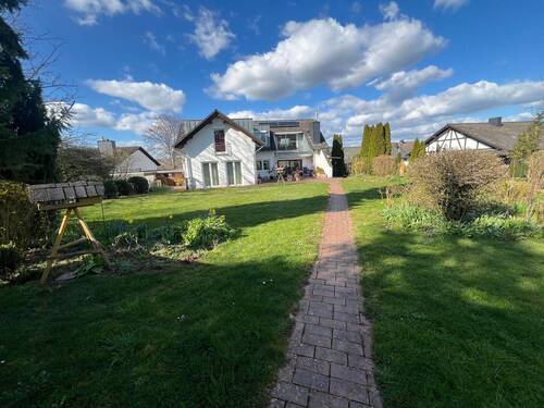 Hausansicht mit Garten - Mehrfamilienhaus, Wohnhaus mit 210,00 m&sup2; in Meddersheim zum Kaufen