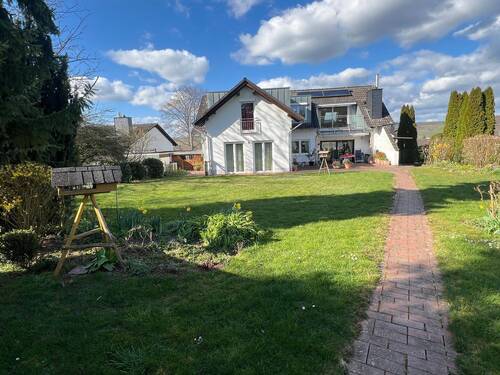 Hausansicht mit Garten - 