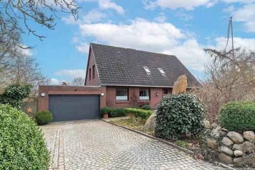 Hausansicht mit Doppelgarage - 6 Zimmer Einfamilienhaus zum Kaufen in Osdorf