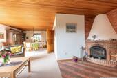 Wohnbereich mit Kamin - 6 Zimmer Einfamilienhaus in Osdorf
