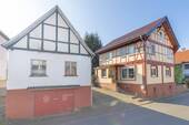 Haus und Nebengebäude - 4 Zimmer Einfamilienhaus zum Kaufen in Wehretal