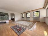 Wohnzimmer mit Kachelofen EG - 
