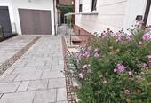 Garage links mit Stellplatz - 