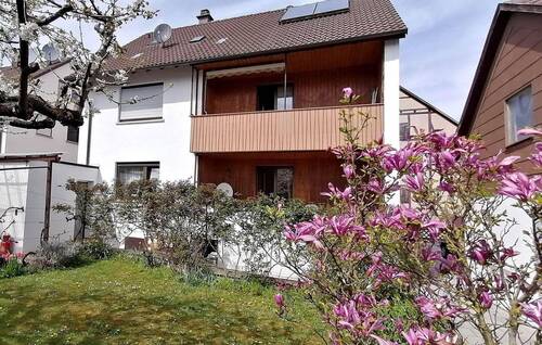 Rückseite mit Garten - Ruhig, energieeffizient, gepflegt: 2,5-Fam-Haus Bj57 schöner Garten 2 Garagen sofort frei