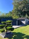 Garten mit Pool und Gartenhaus - 