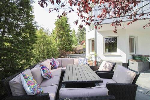 Terrasse mit Steinbrunnen - 