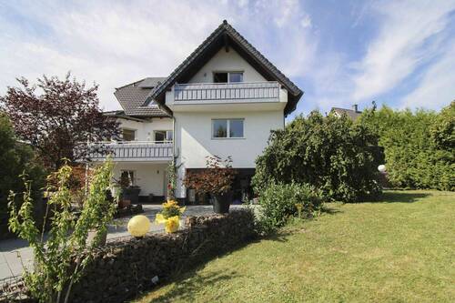 Fronansicht und Garten - Sofort wohlfühlen: 7-Zi.-EFH mit Weitblick ins Grüne in Schlangenbad-Wambach