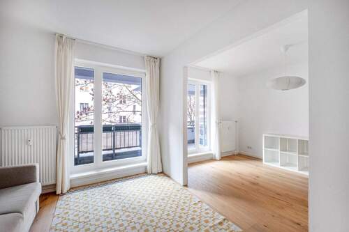 Blick vom Zimmer 4 in Zimmer 5 und zur Loggia - 