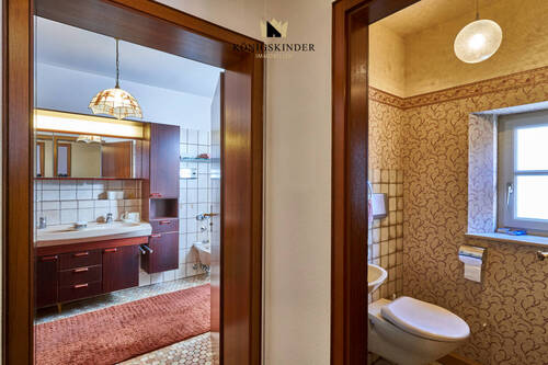 das Bad und Gäste-WC abseits... - 