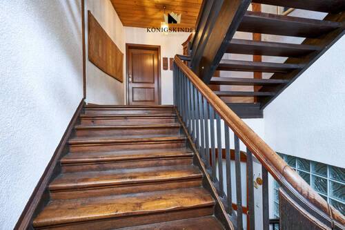 Treppe über 250 Jahre erhalten - Etagenwohnung mit 224,00 m&sup2; in Sulz am Neckar zum Kaufen