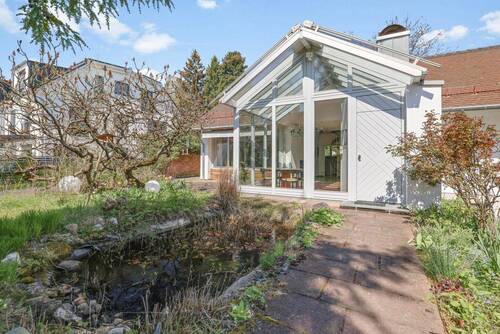 Hausansicht - Bezugsfrei! Ruhiges Einfamilienhaus mit großem Garten! Provisionsfrei!