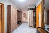 Flur zu allen Räumen - 4 Zimmer Etagenwohnung in Rott