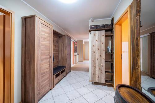 Flur zu allen Räumen - 4 Zimmer Etagenwohnung in Rott
