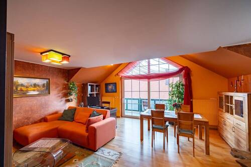 Wohnzimmer mit Zugang zum Südbalkon - 