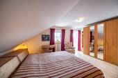 Schlafzimmer mit Zugang zum Balkon - 